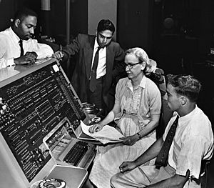 Archivo:Grace Hopper and UNIVAC