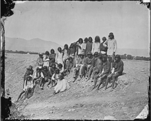 Archivo:Group of Mohave Indians 1871