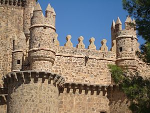 Archivo:Guadamur castillo almenas2
