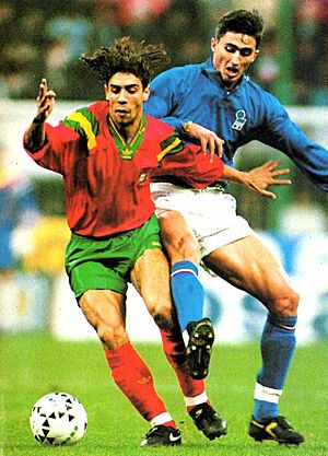Archivo:Italia vs Portogallo (Milano, 1993) - Rui Costa e Dino Baggio
