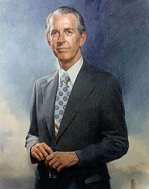 Archivo:James Fletcher, official NASA portrait