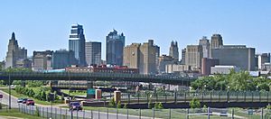 Archivo:Kansas City MO Skyline 14July2008v