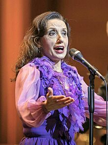 Luz Casal con la Banda Sinfónica Municipal de Madrid en un concierto benéfico de Reyes (2018).jpg