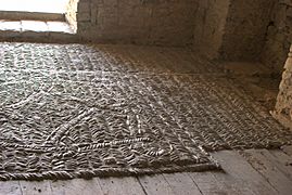 Mosaico tradicional con cantos rodados en el suelo, a la puerta de la iglesia (6132332977)