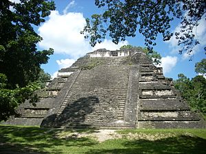 Archivo:Mundo Perdido pyramid 5C-49, Tikal