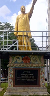 Archivo:NT Rama Rao statue at NTR Circle, Anantapur