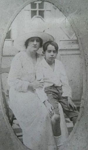 Archivo:Panchita Lopez Maiz y su hijo Alejandro Rafael Barrett