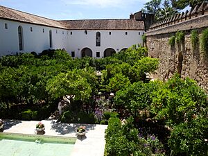 Archivo:Patio Morisco - Alcázar de los Reyes Cristianos 003