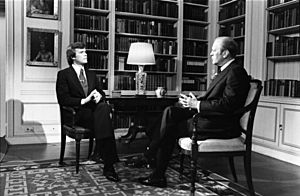 Archivo:Photograph of NBC White House Correspondent Tom Brokaw Interviewing President Gerald R. Ford in the White House Library for a Special NBC Broadcast on American Foreign Policy