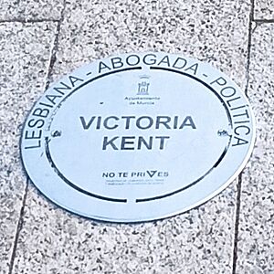 Archivo:Plaza de la Diversidad de la Ciudad de Murcia - Placa 5 - Victoria Kent (cropped)