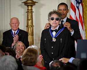 Archivo:President Barack Obama presents American musician Bob Dylan with a Medal of Freedom
