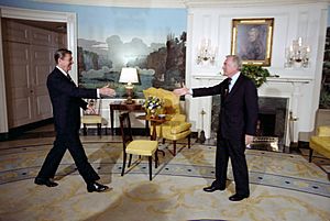 Archivo:President Ronald Reagan greeting Walter Cronkite for an interview in the Diplomatic Reception Room