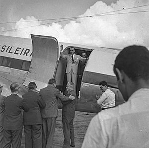 Archivo:Presidente Juscelino Kubitschek de Oliveira (1956-1961) fora do Palácio da Alvorada - com Alfredo Stroessner Matiauda, presidente do Paraguai, visita Brasília (3)