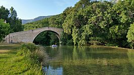 Puente sobre el rio Urederra en Artabia Navarra 03.jpg