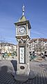 Reloj y estación meteorológica en la plaza Aufsessplatz, Núremberg, Alemania, 2013-03-16, DD 01