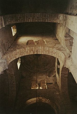 Archivo:Romanesque church inside, Saint-Saturnin, Auvergne, France