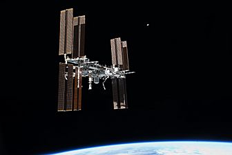 Archivo:STS-135 final flyaround of ISS 1