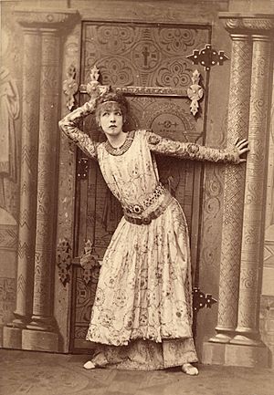 Archivo:Sarah Bernhardt as Theodora by Nadar