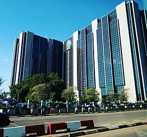 Archivo:Side view of Central Bank of Nigeria, Abuja