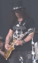 Archivo:Slash with Airbourne shirt at Sweden Rock Festival 2015