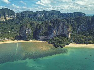 Archivo:Ton Sai beach and Relai beach