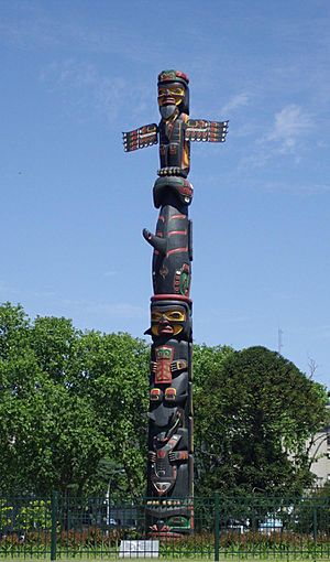 Archivo:Totem Plaza Canada 2012