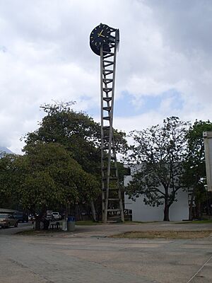 Archivo:UCV 2015-000 Reloj de la UCV
