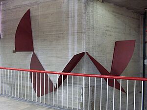 Archivo:UCV 2015-141a Escultura de Félix George 1958, Interángulos