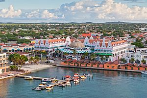 Archivo:View from above of colorful buildings in Oranjestad on the island of Aruba in the morning sun