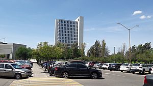 Archivo:Vista del edificio académico administrativo de la UAA 02