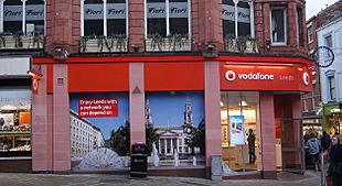 Archivo:Vodafone shop, Lands Lane, Leeds (17th December 2012)