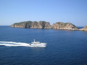 Archivo:Yate-navegando-Las-Malgrats-Mallorca-rafax