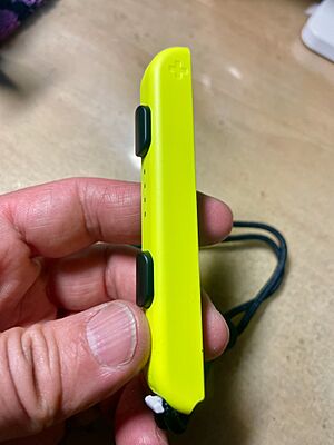 Archivo:Yellow joy-con strap - 2