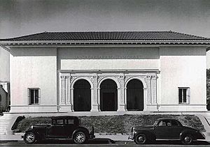 Archivo:1940s Facade Before Wing PHOTOSHOPPED