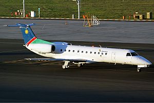 Archivo:Air Namibia ERJ-135 Breidenstein-1