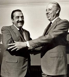 Archivo:Alfonsín y Luder se saludan después de las elecciones de 1983