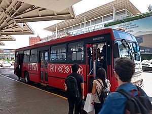 Archivo:Autobús entre terminales 1 y 2, Aeropuerto de la Ciudad de México