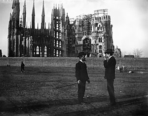 Archivo:Baldomer Gili Roig. La Sagrada Família, 1905 Copia moderna del negatiu original de vidre