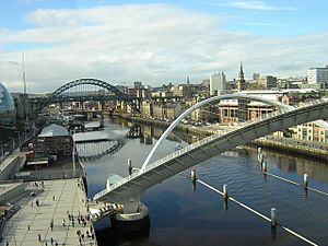Archivo:Bridges opening up - geograph.org.uk - 178375