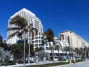 Archivo:Bulevar Seabreeze y sus hoteles de diferentes cadenas frente al mar