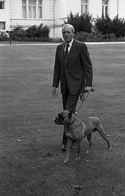Archivo:Bundesarchiv B 145 Bild-F062869-0027, Villa Hammerschmidt, Carstens mit Hund im Park