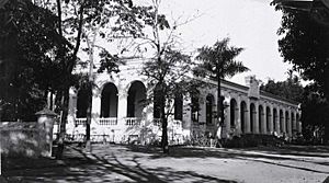 Archivo:COLLECTIE TROPENMUSEUM Schoolgebouw te Timor-Dilly TMnr 60033656