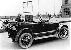 Archivo:Car-mounted radio-telephone, 1924