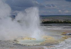 Archivo:Clepsydra Geyser at Fountain Paint Pot in Yellowstone-750px