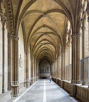 Archivo:Cloister of the Cathedral of Pamplona 01