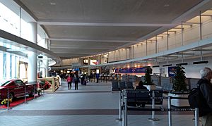 Archivo:Departure terminal of manchester-boston regional airport