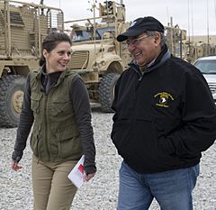 Archivo:Erin Burnett interviewing Leon Panetta in Afghanistan Dec 13, 2012 crop