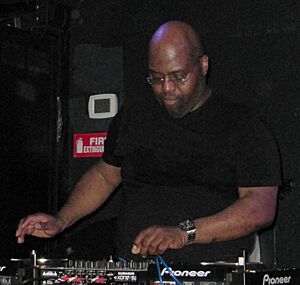 Archivo:Frankie Knuckles at The Mighty (SF), 2012 -2