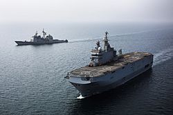 Archivo:French amphibious assault ship Tonnerre (L9014) underway with USS Monterey (CG-61) on 23 January 2018 (180125-M-AR450-1087)