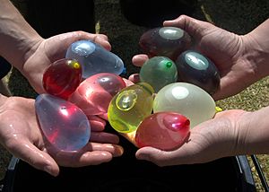 Archivo:Hands holding water balloons